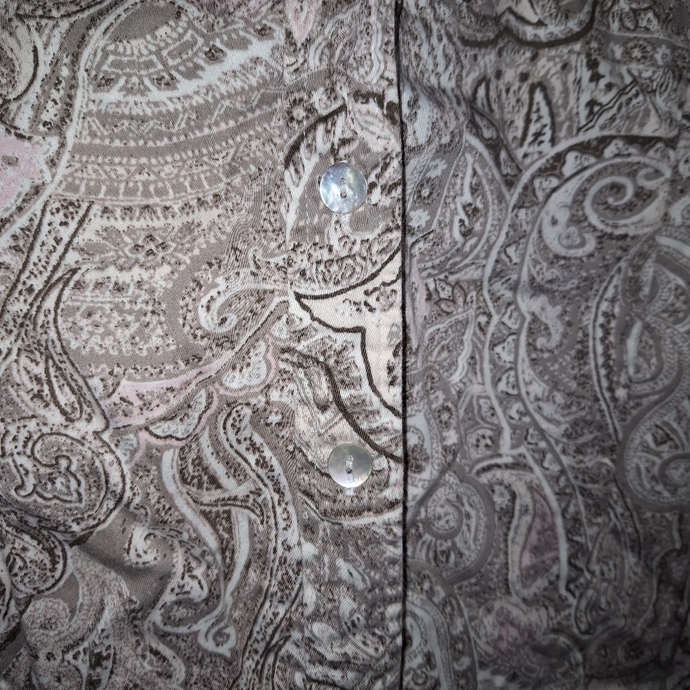 A Chicos light brown paisley print long sleeve top in a size 3. - Picture 7 of 7